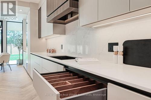 700 Montbeck Crescent, Mississauga, ON - Indoor Photo Showing Kitchen With Upgraded Kitchen