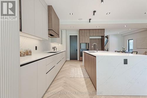 700 Montbeck Crescent, Mississauga, ON - Indoor Photo Showing Kitchen With Upgraded Kitchen