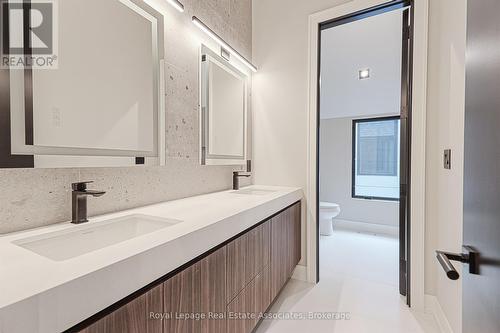 700 Montbeck Crescent, Mississauga, ON - Indoor Photo Showing Bathroom