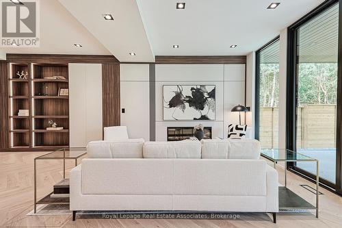 700 Montbeck Crescent, Mississauga, ON - Indoor Photo Showing Living Room