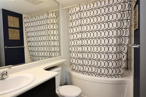 404-571 Yates Road, Kelowna, BC - Indoor Photo Showing Bathroom