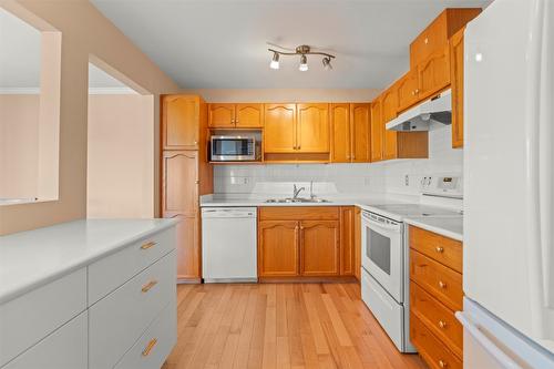 202-3806 35 Avenue, Vernon, BC - Indoor Photo Showing Kitchen With Double Sink