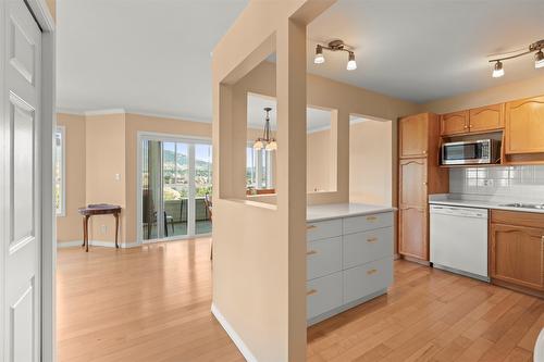 202-3806 35 Avenue, Vernon, BC - Indoor Photo Showing Kitchen