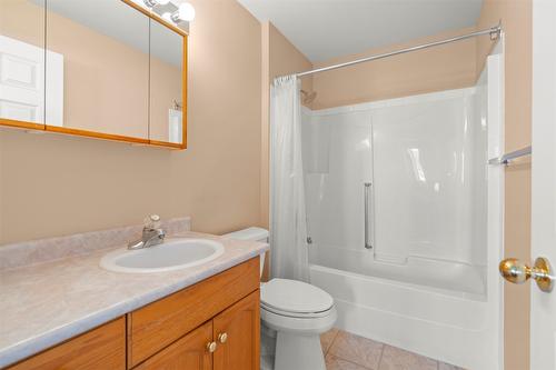 202-3806 35 Avenue, Vernon, BC - Indoor Photo Showing Bathroom