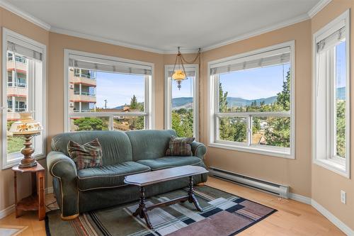 202-3806 35 Avenue, Vernon, BC - Indoor Photo Showing Living Room