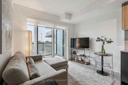 809-8 Tippett Road, Toronto, ON - Indoor Photo Showing Living Room