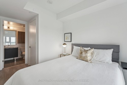 809-8 Tippett Road, Toronto, ON - Indoor Photo Showing Bedroom