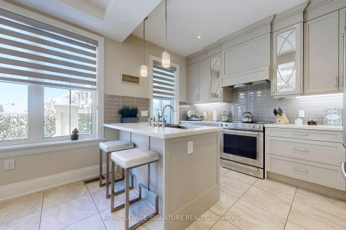 9966 Keele Street, Vaughan, ON - Indoor Photo Showing Kitchen With Upgraded Kitchen