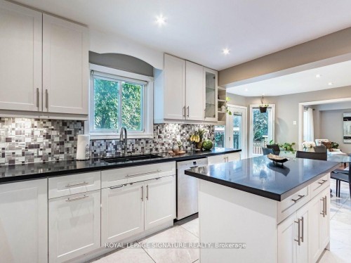 1206 Glenashton Drive, Oakville, ON - Indoor Photo Showing Kitchen With Double Sink With Upgraded Kitchen