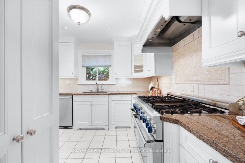 6019 Tillsdown Drive, Mississauga, ON - Indoor Photo Showing Kitchen With Upgraded Kitchen