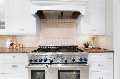 6019 Tillsdown Drive, Mississauga, ON - Indoor Photo Showing Kitchen With Upgraded Kitchen