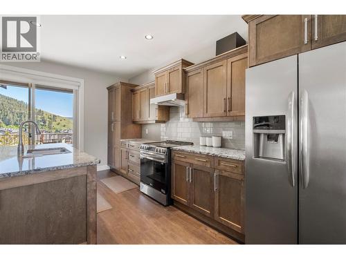 1852 Split Rail Place, Kelowna, BC - Indoor Photo Showing Kitchen