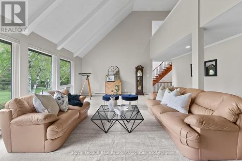 15633 Kennedy Road, Caledon, ON - Indoor Photo Showing Living Room