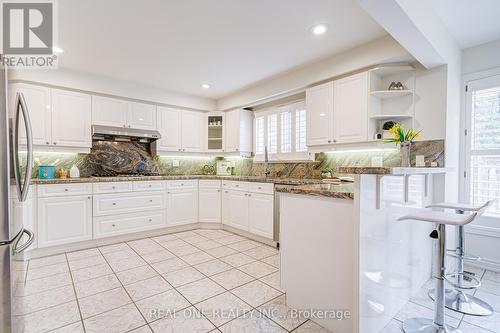 27 Binscarth Crescent, Vaughan, ON - Indoor Photo Showing Kitchen With Upgraded Kitchen