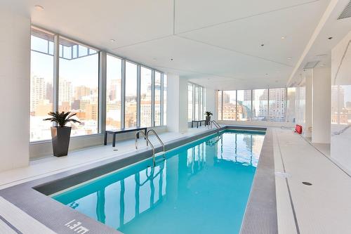 Pool - 2505-1155 Rue De La Montagne, Montréal (Ville-Marie), QC - Indoor Photo Showing Other Room With In Ground Pool