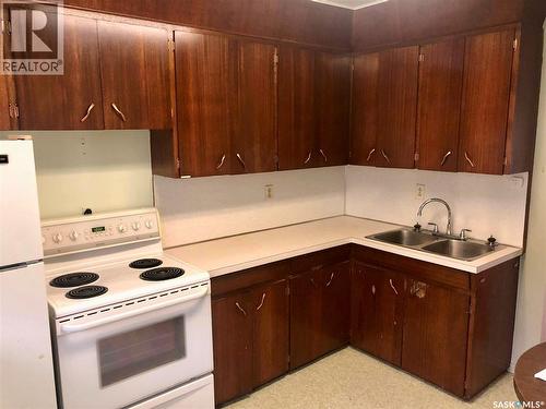 807 29Th Street W, Saskatoon, SK - Indoor Photo Showing Kitchen With Double Sink