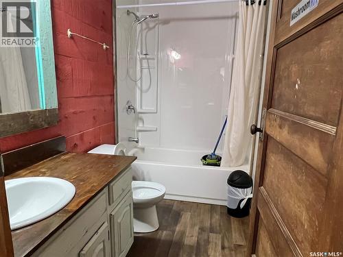 111 Railway Avenue N, Middle Lake, SK 