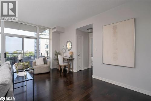 70 Port Street E Unit# 410, Mississauga, ON - Indoor Photo Showing Living Room