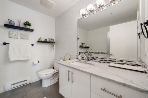 201-2415 Amherst Ave, Sidney, BC - Indoor Photo Showing Bathroom
