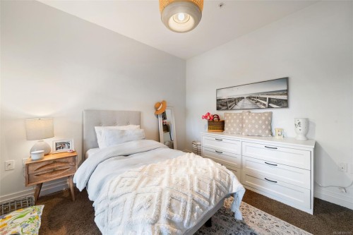 201-2415 Amherst Ave, Sidney, BC - Indoor Photo Showing Bedroom