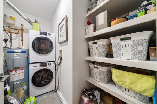 201-2415 Amherst Ave, Sidney, BC - Indoor Photo Showing Laundry Room