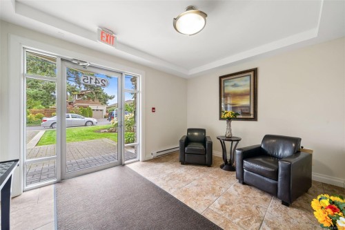 201-2415 Amherst Ave, Sidney, BC - Indoor