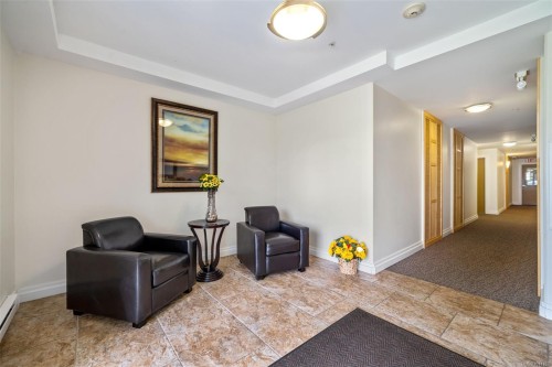 201-2415 Amherst Ave, Sidney, BC - Indoor Photo Showing Other Room