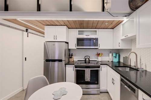 103-534 Pandora Ave, Victoria, BC - Indoor Photo Showing Kitchen With Upgraded Kitchen