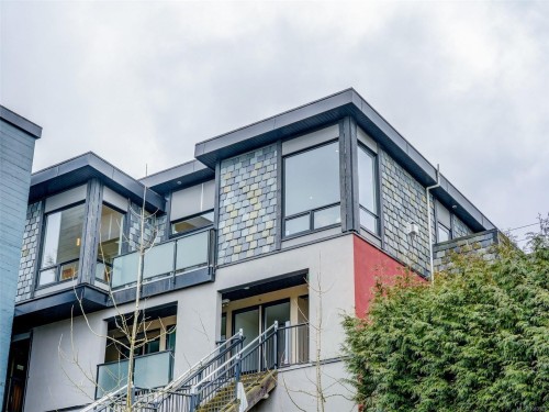 302-6981 East Saanich Rd  Central Saanich, BC V8Z 5Z2