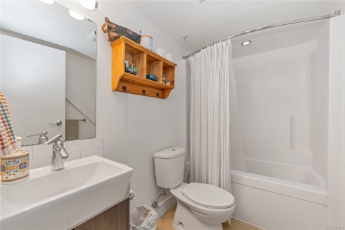 203-562 Yates St, Victoria, BC - Indoor Photo Showing Bathroom