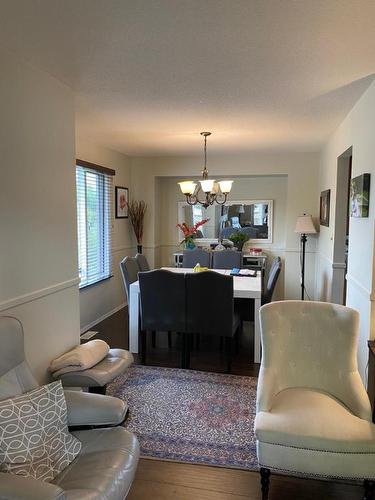3343 Gordon Drive, Kelowna, BC - Indoor Photo Showing Living Room