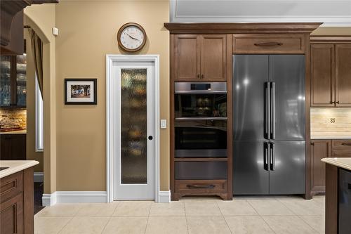 3992 Gallaghers Parkway, Kelowna, BC - Indoor Photo Showing Kitchen