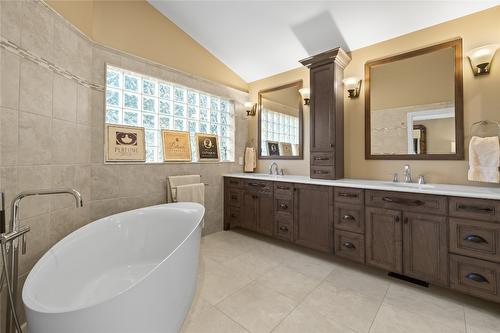 3992 Gallaghers Parkway, Kelowna, BC - Indoor Photo Showing Bathroom