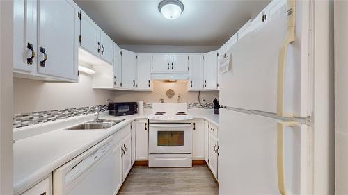 102-2365 12Th Street, Cranbrook, BC - Indoor Photo Showing Kitchen