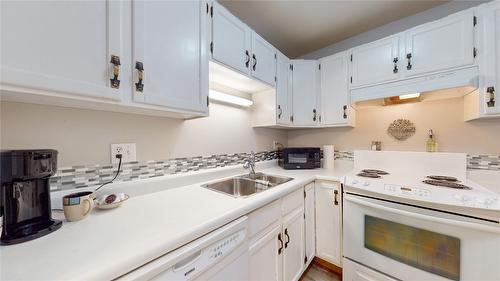 102-2365 12Th Street, Cranbrook, BC - Indoor Photo Showing Kitchen With Double Sink