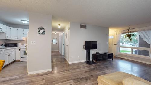 102-2365 12Th Street, Cranbrook, BC - Indoor Photo Showing Kitchen