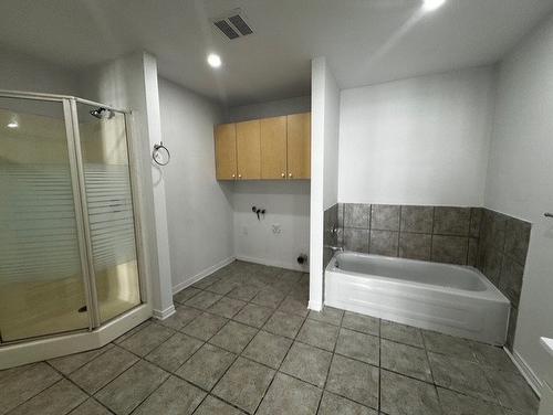 Bathroom - 811-7680 Boul. Marie-Victorin, Brossard, QC - Indoor Photo Showing Bathroom