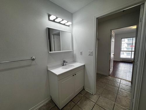 Bathroom - 811-7680 Boul. Marie-Victorin, Brossard, QC - Indoor Photo Showing Bathroom