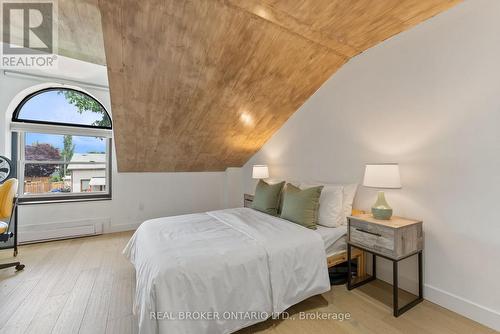 2 - 23 Macaulay Street W, Hamilton, ON - Indoor Photo Showing Bedroom