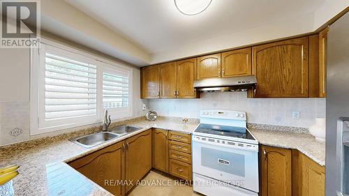 7560 Black Walnut Trail, Mississauga, ON - Indoor Photo Showing Kitchen With Double Sink