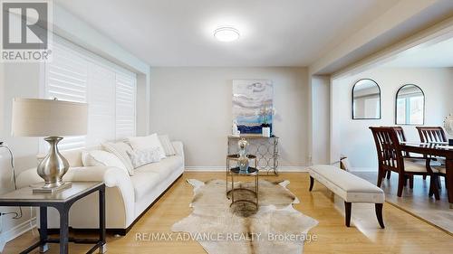 7560 Black Walnut Trail, Mississauga, ON - Indoor Photo Showing Living Room