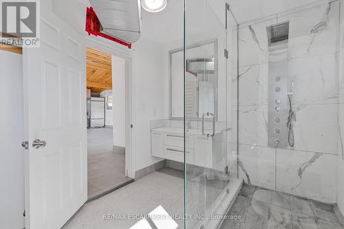 585 Fifth Road E, Hamilton, ON - Indoor Photo Showing Bathroom