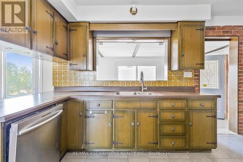 585 Fifth Road E, Hamilton, ON - Indoor Photo Showing Kitchen With Double Sink