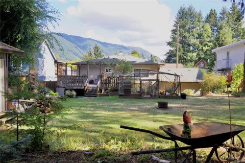 100 Boundary Rd, Lake Cowichan, BC 