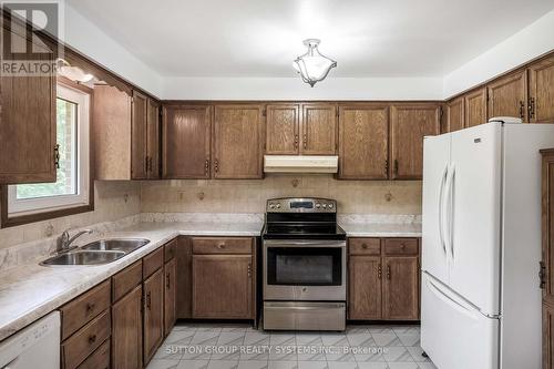 1161 Carlo Court, Mississauga, ON - Indoor Photo Showing Kitchen With Double Sink
