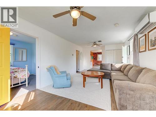 1060 Tataryn Road, Kelowna, BC - Indoor Photo Showing Living Room