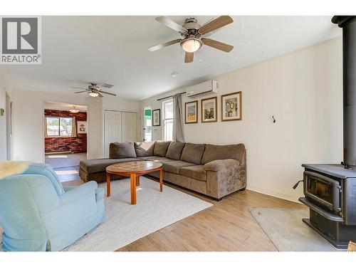 1060 Tataryn Road, Kelowna, BC - Indoor Photo Showing Living Room