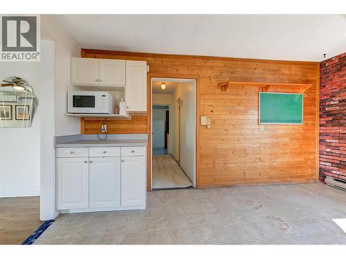 1060 Tataryn Road, Kelowna, BC - Indoor Photo Showing Kitchen