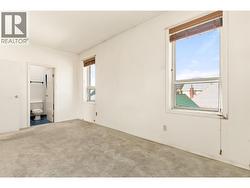 Primary bed/ ensuite - 