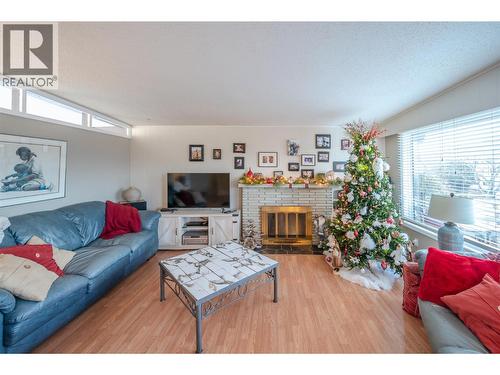 1467 Carmi Drive, Penticton, BC - Indoor Photo Showing Living Room With Fireplace